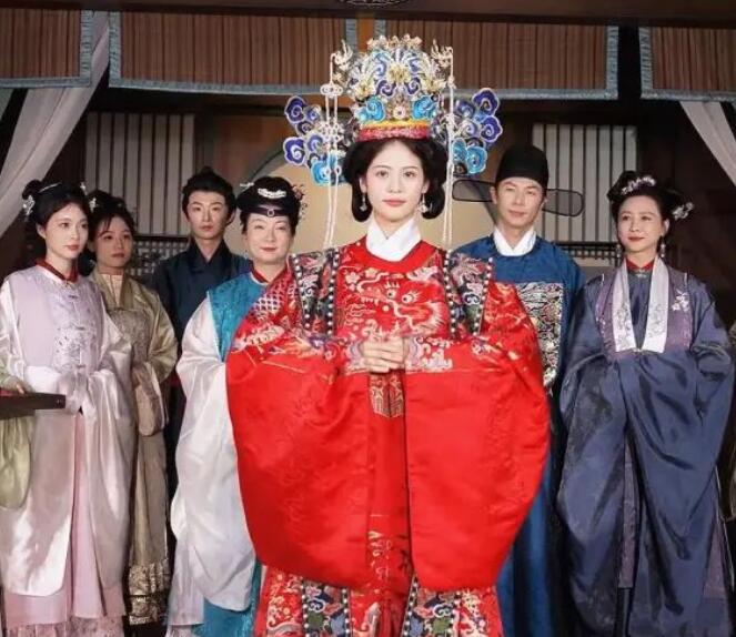 翁虹为18岁女儿办中式成人礼 母女俩忍不住落泪